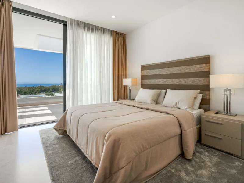 Discover a stunning luxury villa located in the highly sought-after area of La Alquería, Benahavis, offering both exclusivity and convenience. This elegant five-bedroom, five-bathroom residence is ideally situated, with Puerto Banús and Marbella just a sh