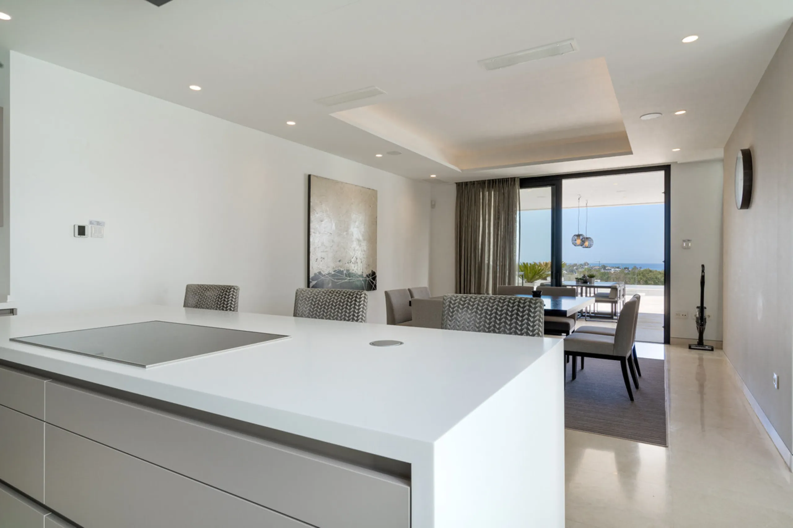 Discover a stunning luxury villa located in the highly sought-after area of La Alquería, Benahavis, offering both exclusivity and convenience. This elegant five-bedroom, five-bathroom residence is ideally situated, with Puerto Banús and Marbella just a sh