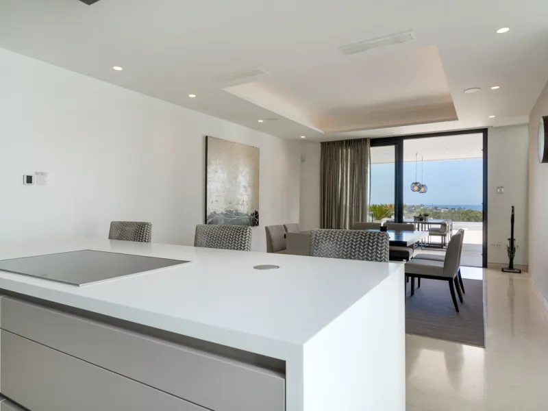 Discover a stunning luxury villa located in the highly sought-after area of La Alquería, Benahavis, offering both exclusivity and convenience. This elegant five-bedroom, five-bathroom residence is ideally situated, with Puerto Banús and Marbella just a sh