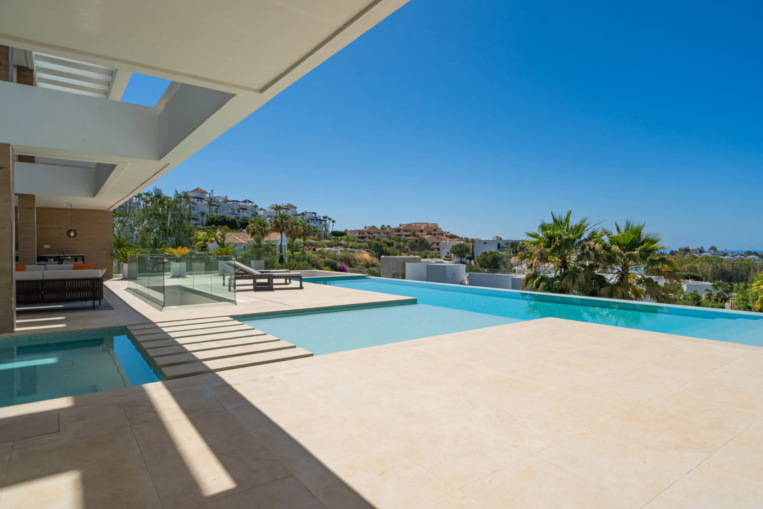 Discover a stunning luxury villa located in the highly sought-after area of La Alquería, Benahavis, offering both exclusivity and convenience. This elegant five-bedroom, five-bathroom residence is ideally situated, with Puerto Banús and Marbella just a sh