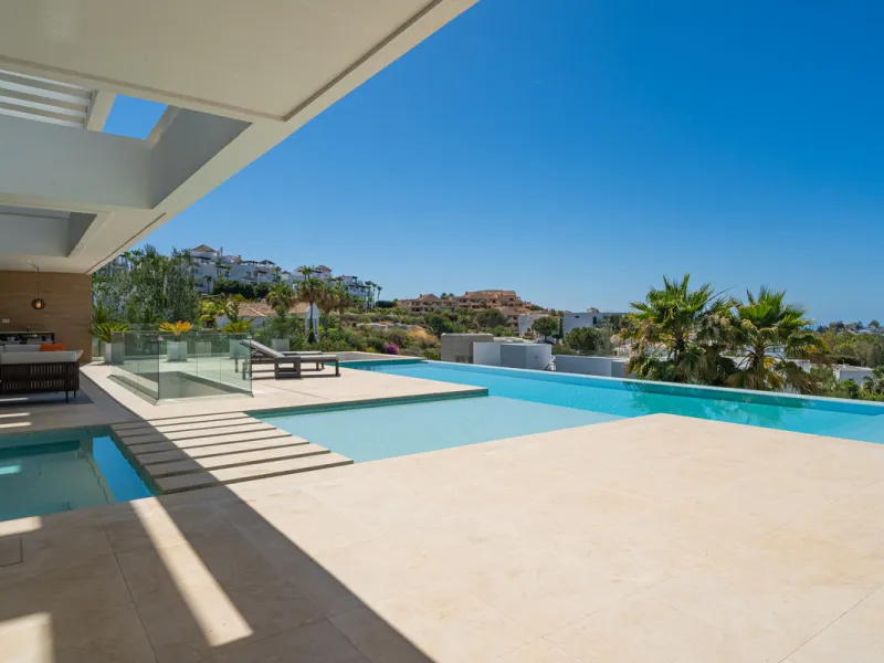 Discover a stunning luxury villa located in the highly sought-after area of La Alquería, Benahavis, offering both exclusivity and convenience. This elegant five-bedroom, five-bathroom residence is ideally situated, with Puerto Banús and Marbella just a sh