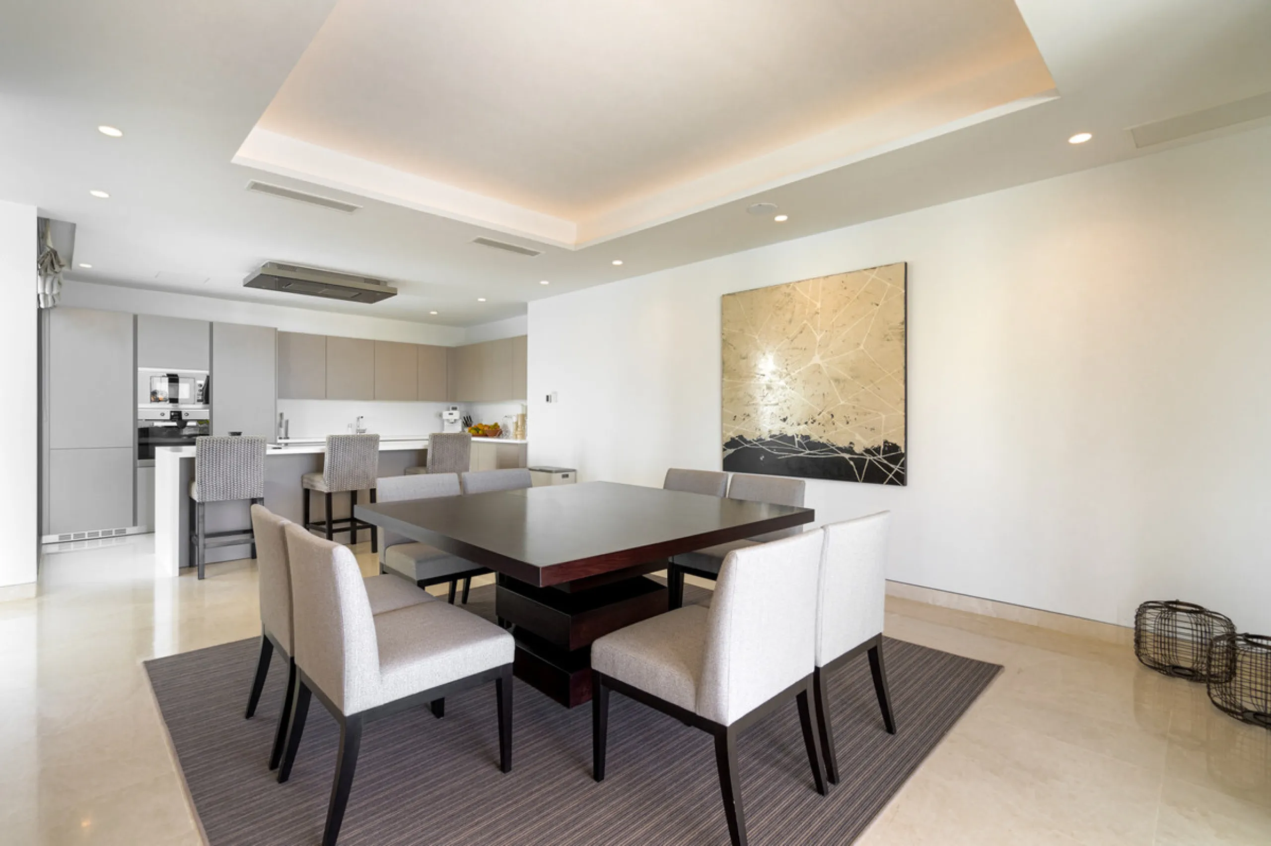 Discover a stunning luxury villa located in the highly sought-after area of La Alquería, Benahavis, offering both exclusivity and convenience. This elegant five-bedroom, five-bathroom residence is ideally situated, with Puerto Banús and Marbella just a sh