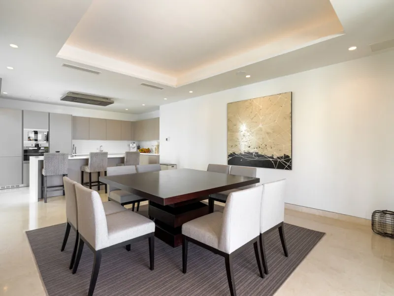 Discover a stunning luxury villa located in the highly sought-after area of La Alquería, Benahavis, offering both exclusivity and convenience. This elegant five-bedroom, five-bathroom residence is ideally situated, with Puerto Banús and Marbella just a sh