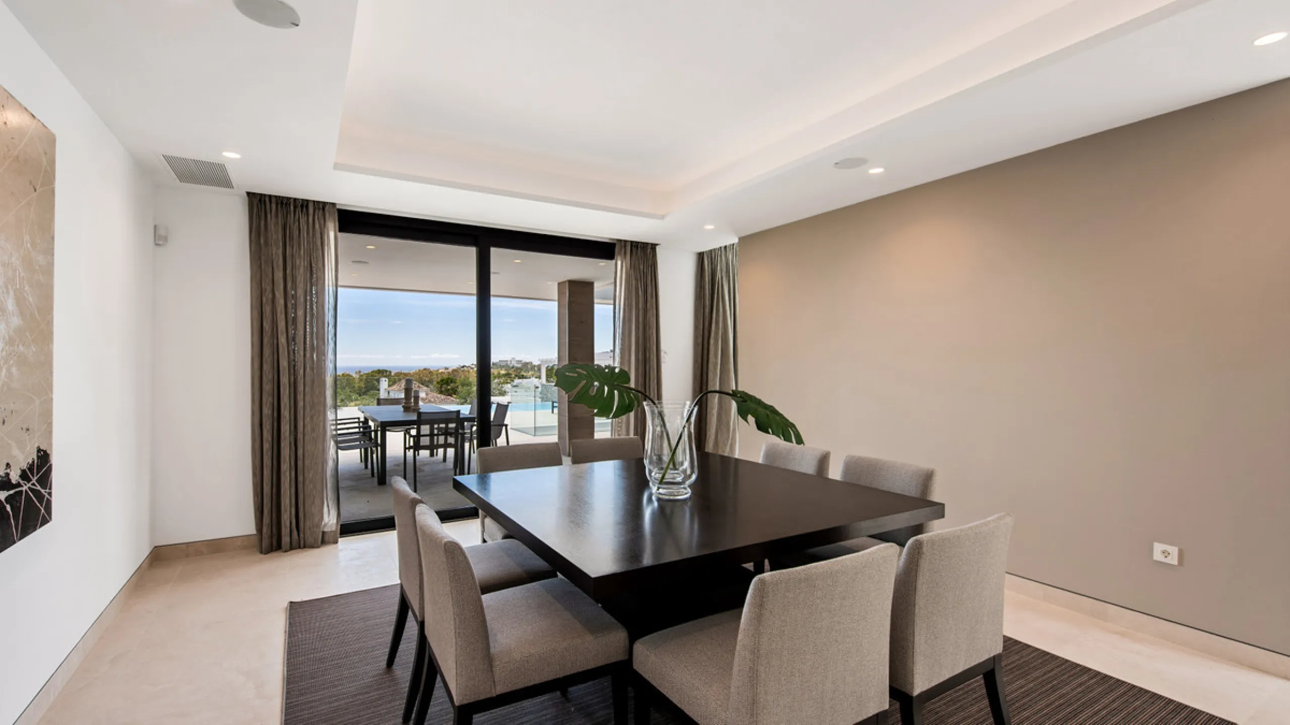 Discover a stunning luxury villa located in the highly sought-after area of La Alquería, Benahavis, offering both exclusivity and convenience. This elegant five-bedroom, five-bathroom residence is ideally situated, with Puerto Banús and Marbella just a sh