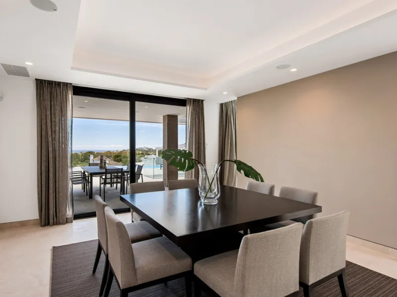 Discover a stunning luxury villa located in the highly sought-after area of La Alquería, Benahavis, offering both exclusivity and convenience. This elegant five-bedroom, five-bathroom residence is ideally situated, with Puerto Banús and Marbella just a sh