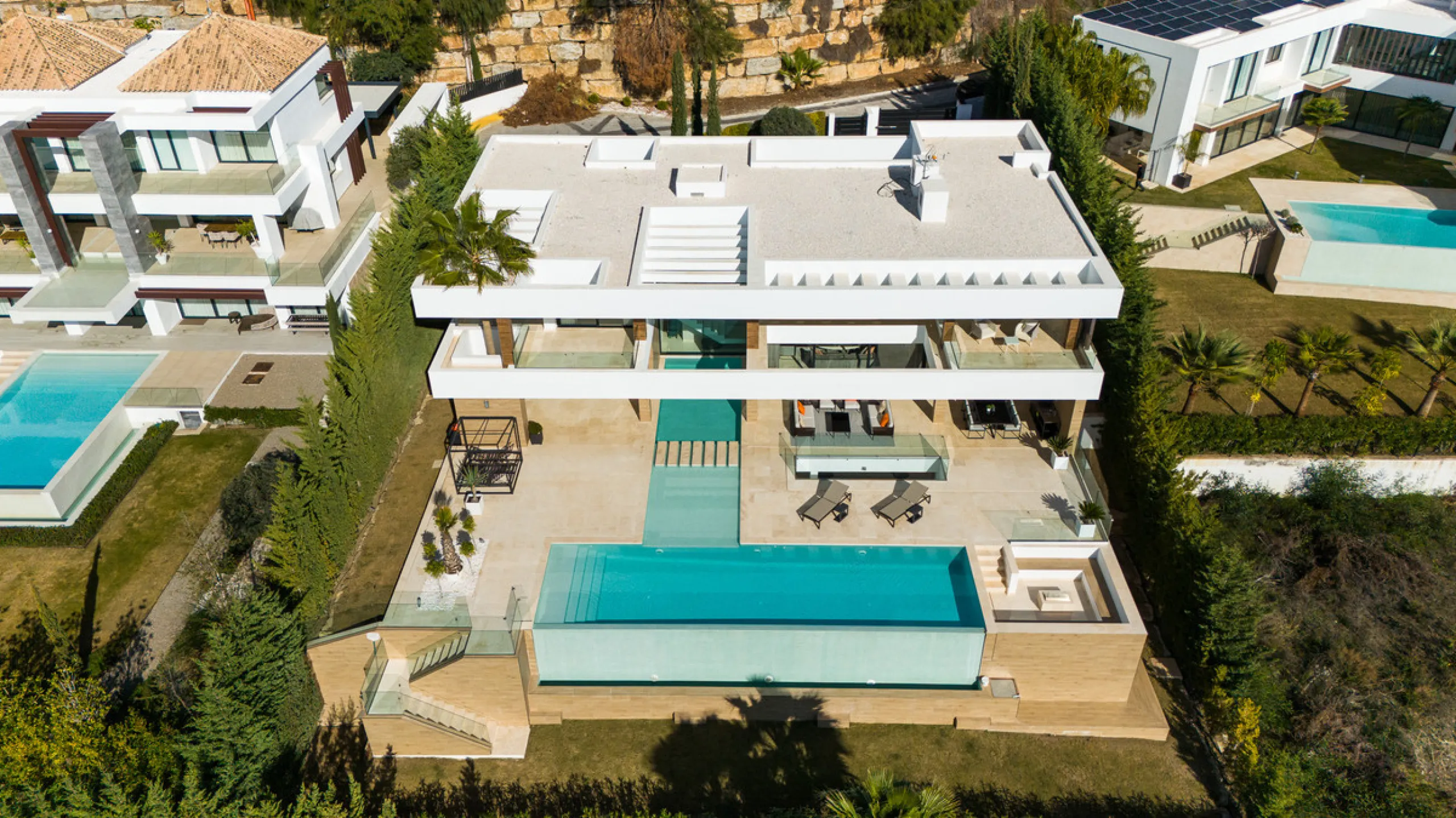 Discover a stunning luxury villa located in the highly sought-after area of La Alquería, Benahavis, offering both exclusivity and convenience. This elegant five-bedroom, five-bathroom residence is ideally situated, with Puerto Banús and Marbella just a sh