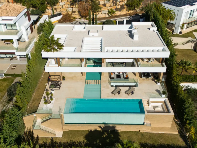 Discover a stunning luxury villa located in the highly sought-after area of La Alquería, Benahavis, offering both exclusivity and convenience. This elegant five-bedroom, five-bathroom residence is ideally situated, with Puerto Banús and Marbella just a sh