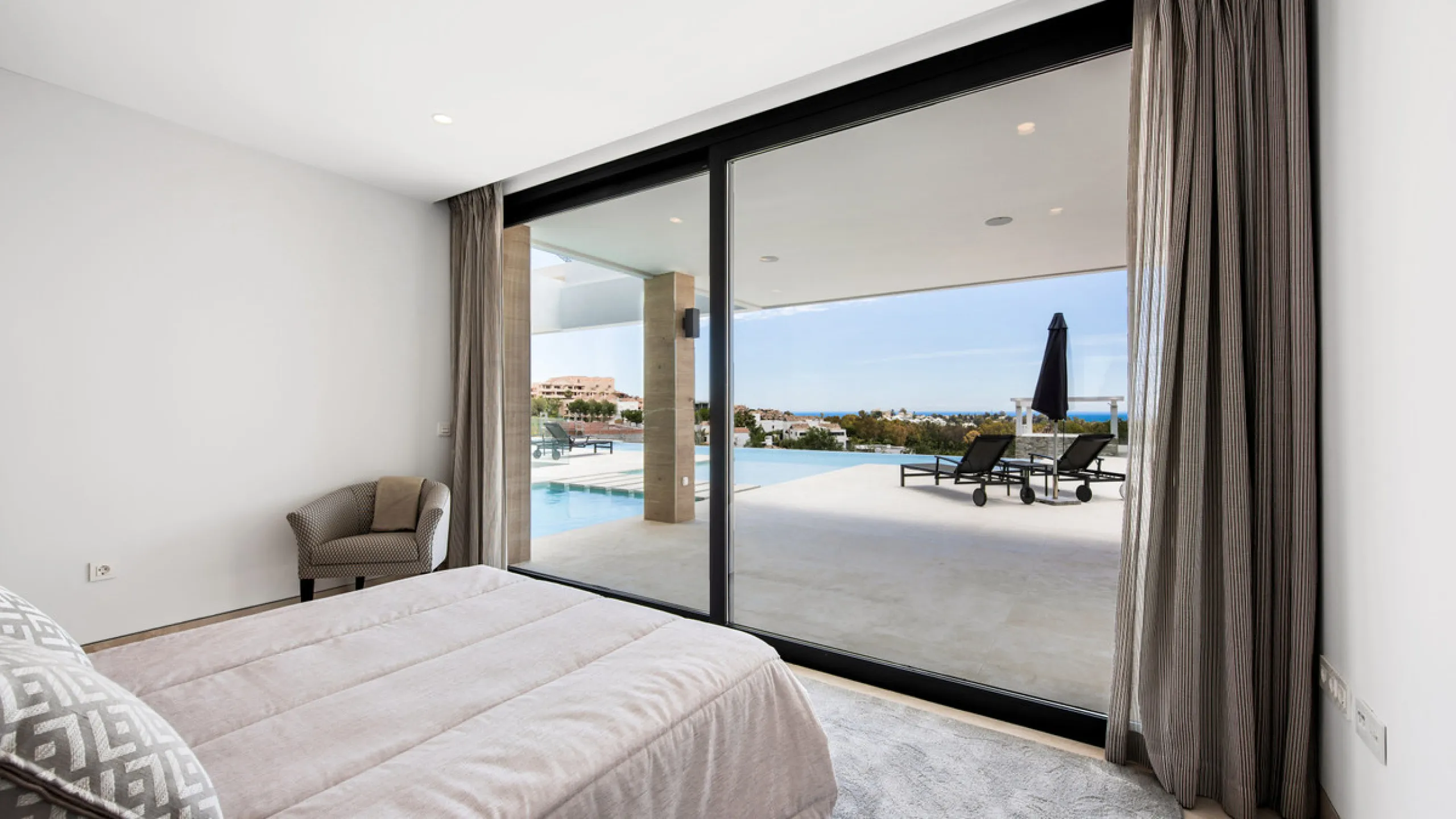 Discover a stunning luxury villa located in the highly sought-after area of La Alquería, Benahavis, offering both exclusivity and convenience. This elegant five-bedroom, five-bathroom residence is ideally situated, with Puerto Banús and Marbella just a sh