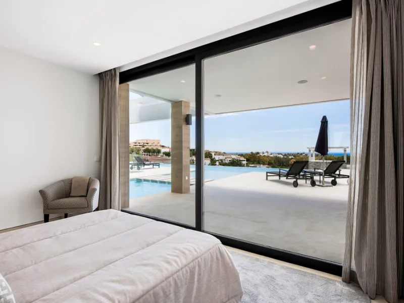 Discover a stunning luxury villa located in the highly sought-after area of La Alquería, Benahavis, offering both exclusivity and convenience. This elegant five-bedroom, five-bathroom residence is ideally situated, with Puerto Banús and Marbella just a sh