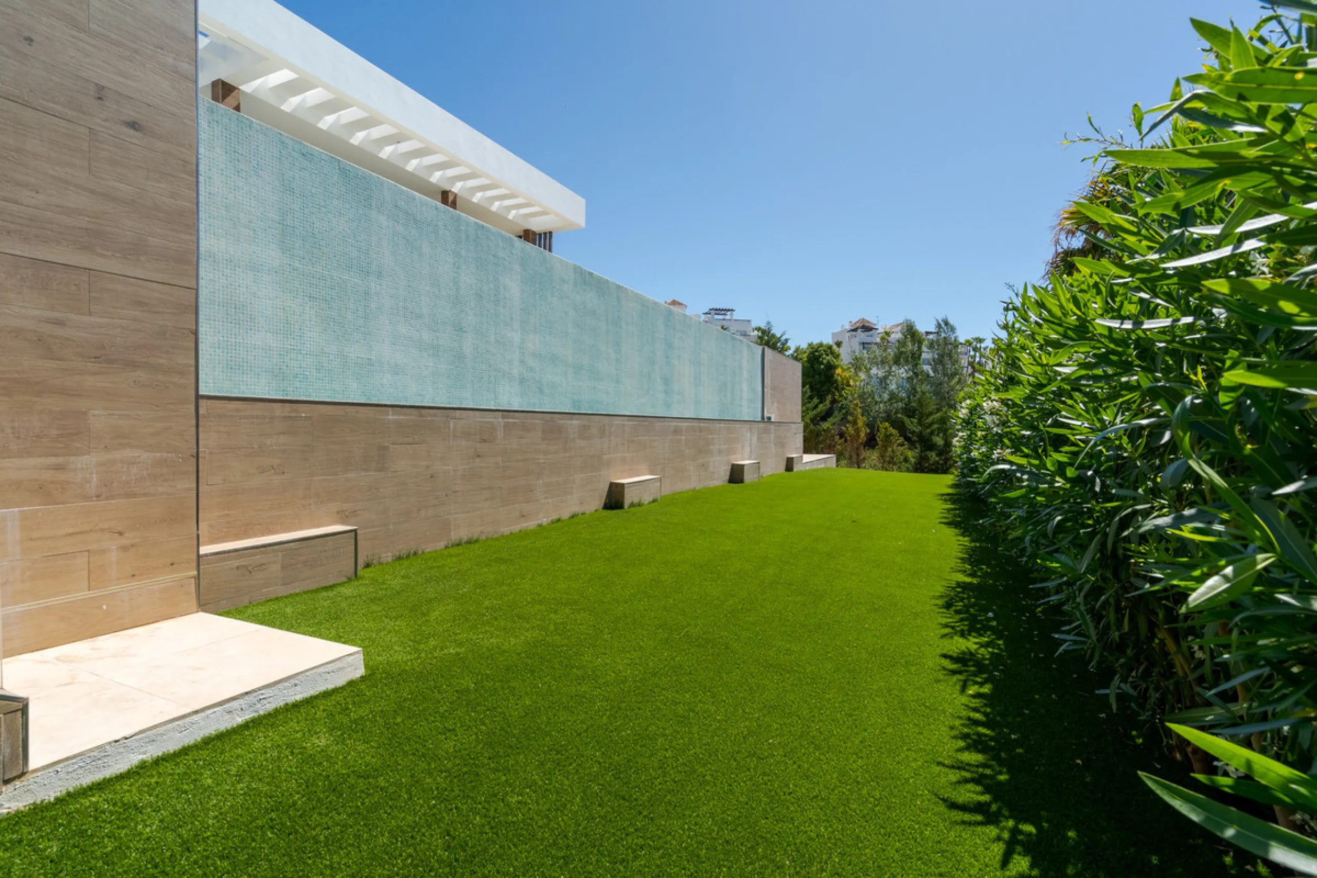 Discover a stunning luxury villa located in the highly sought-after area of La Alquería, Benahavis, offering both exclusivity and convenience. This elegant five-bedroom, five-bathroom residence is ideally situated, with Puerto Banús and Marbella just a sh