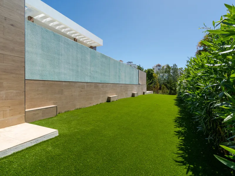 Discover a stunning luxury villa located in the highly sought-after area of La Alquería, Benahavis, offering both exclusivity and convenience. This elegant five-bedroom, five-bathroom residence is ideally situated, with Puerto Banús and Marbella just a sh