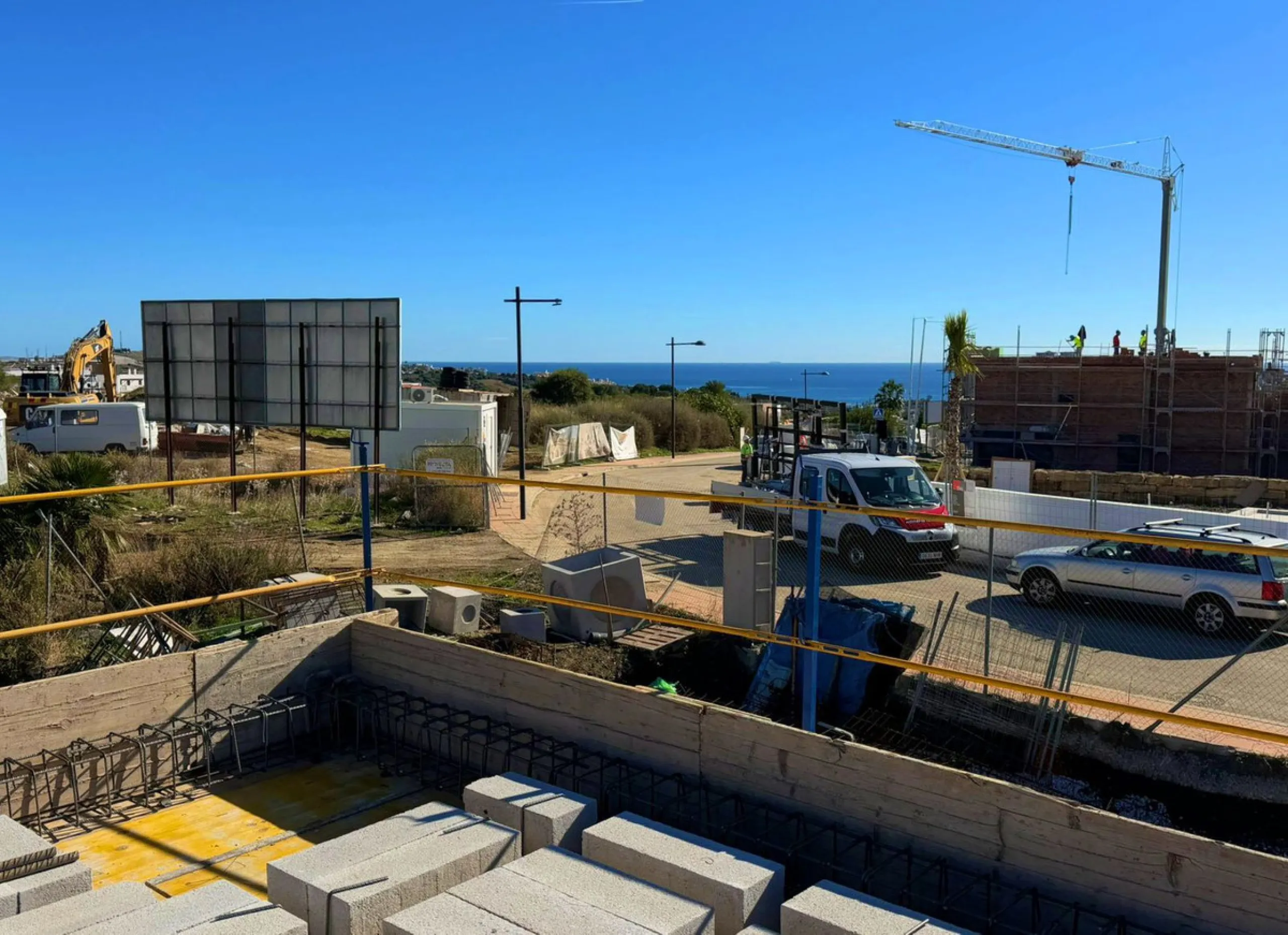 This project has already obtained a license, and construction is set to begin immediately. This exclusive luxury villa, located in the prestigious enclave of Valle Romano in Estepona, embodies the essence of modern design and sophistication in a privilege