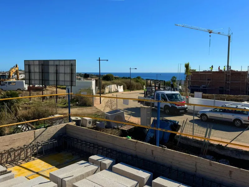 This project has already obtained a license, and construction is set to begin immediately. This exclusive luxury villa, located in the prestigious enclave of Valle Romano in Estepona, embodies the essence of modern design and sophistication in a privilege