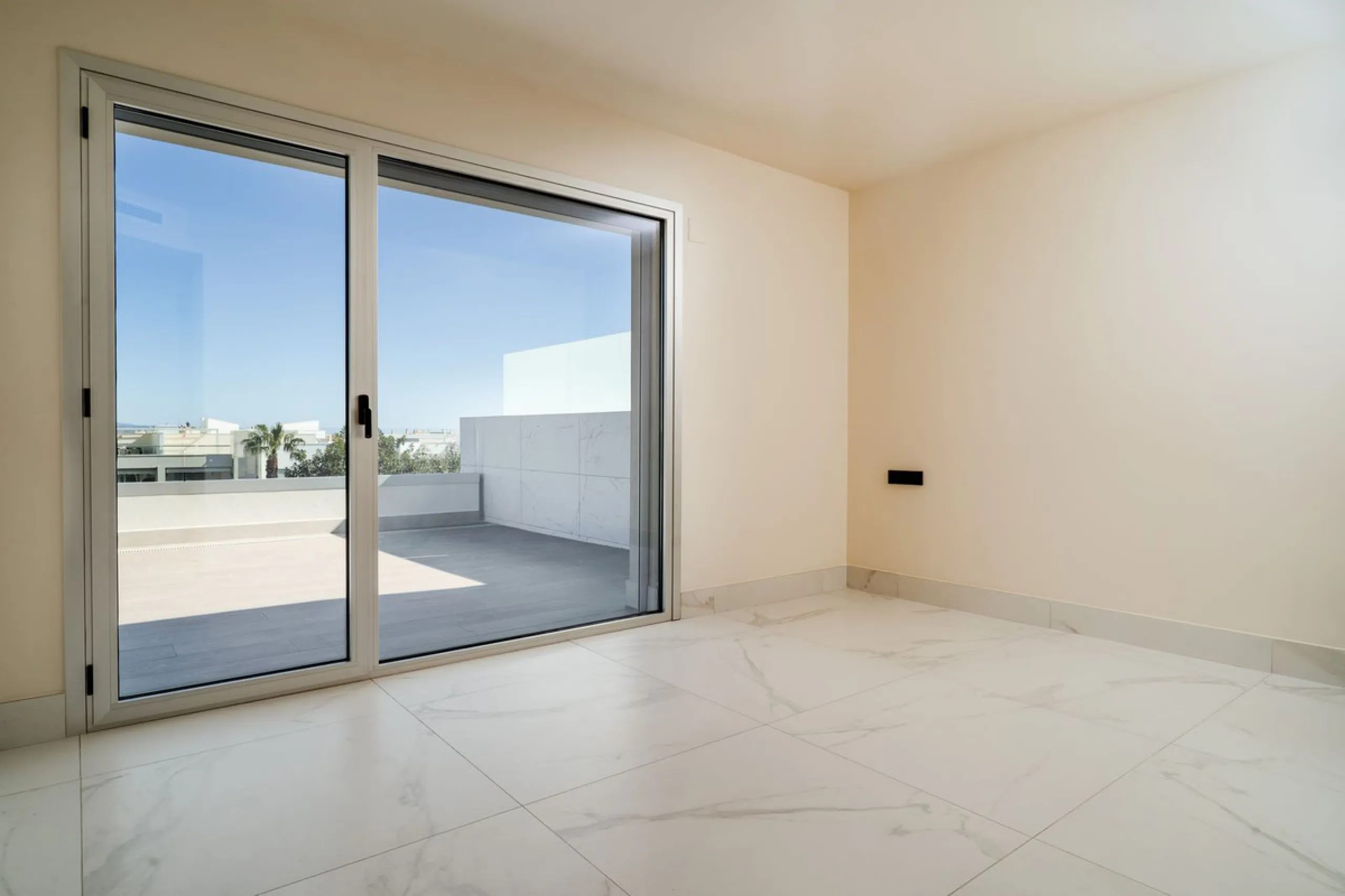 This spectacular penthouse is located within a sought-after residential complex, just a 4-minute walk from the beachfront promenade and only 3 minutes from the charming old town of San Pedro de Alcántara, in the rapidly growing area of Nueva Alcántara, cl