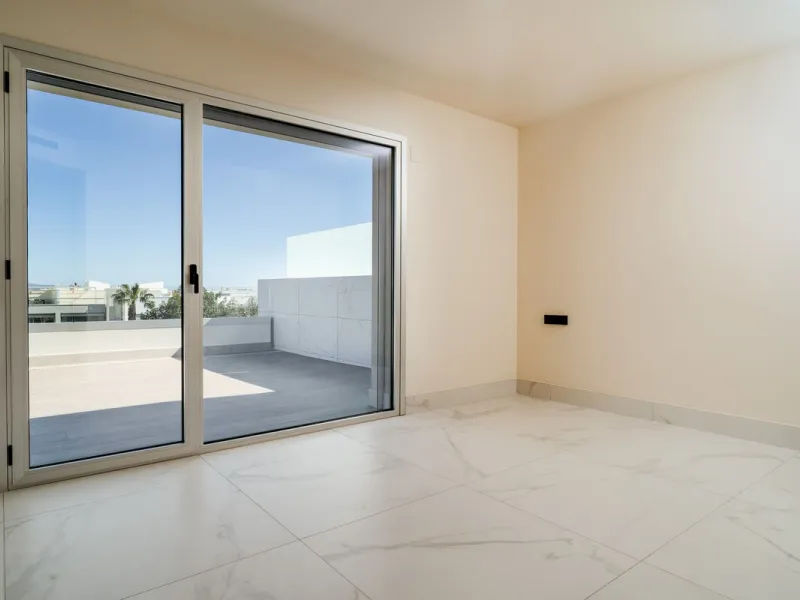 This spectacular penthouse is located within a sought-after residential complex, just a 4-minute walk from the beachfront promenade and only 3 minutes from the charming old town of San Pedro de Alcántara, in the rapidly growing area of Nueva Alcántara, cl