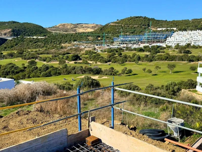 This project has already obtained a license, and construction is set to begin immediately. This exclusive luxury villa, located in the prestigious enclave of Valle Romano in Estepona, embodies the essence of modern design and sophistication in a privilege
