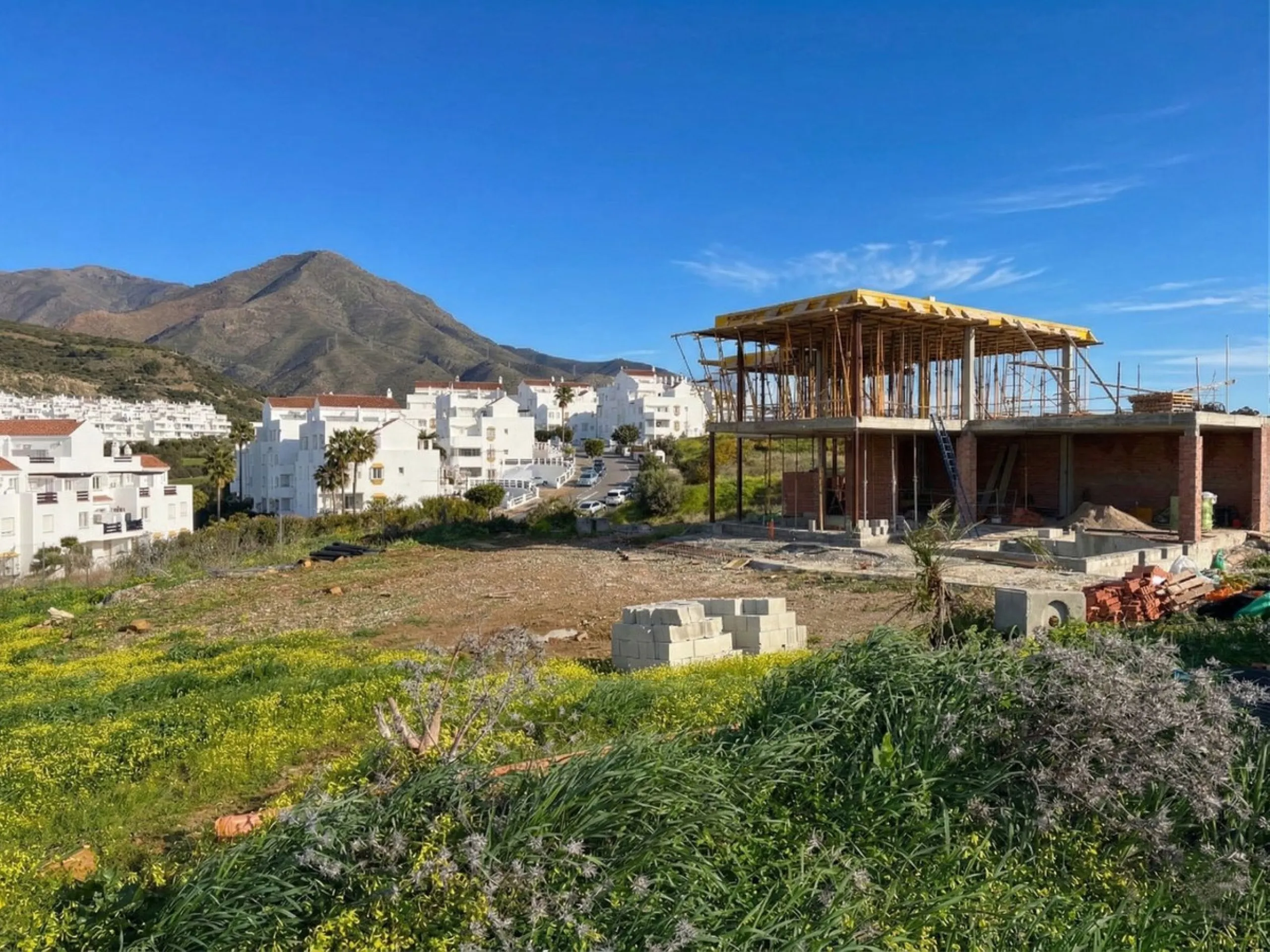 This project has already obtained a license, and construction is set to begin immediately. This exclusive luxury villa, located in the prestigious enclave of Valle Romano in Estepona, embodies the essence of modern design and sophistication in a privilege