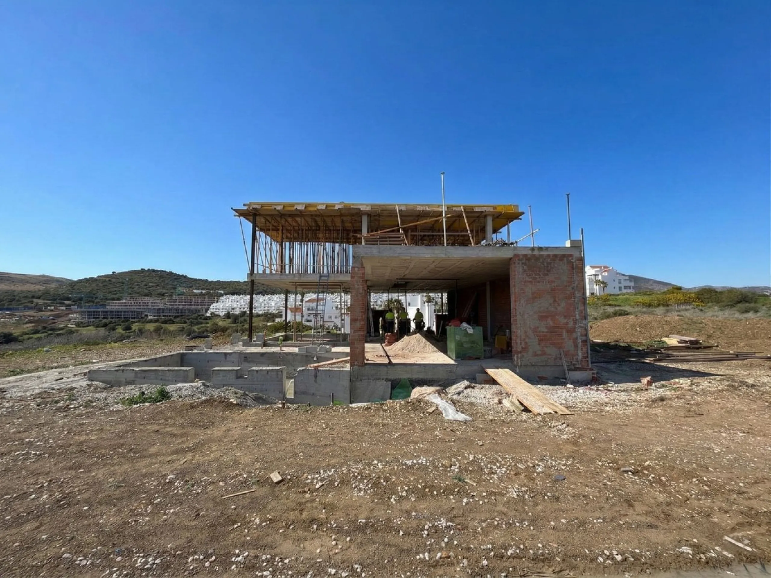 This project has already obtained a license, and construction is set to begin immediately. This exclusive luxury villa, located in the prestigious enclave of Valle Romano in Estepona, embodies the essence of modern design and sophistication in a privilege