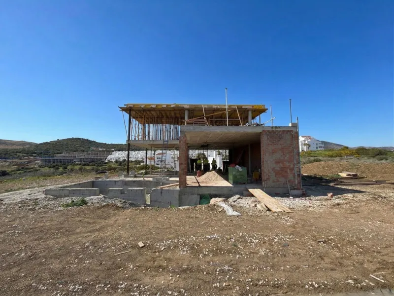 This project has already obtained a license, and construction is set to begin immediately. This exclusive luxury villa, located in the prestigious enclave of Valle Romano in Estepona, embodies the essence of modern design and sophistication in a privilege