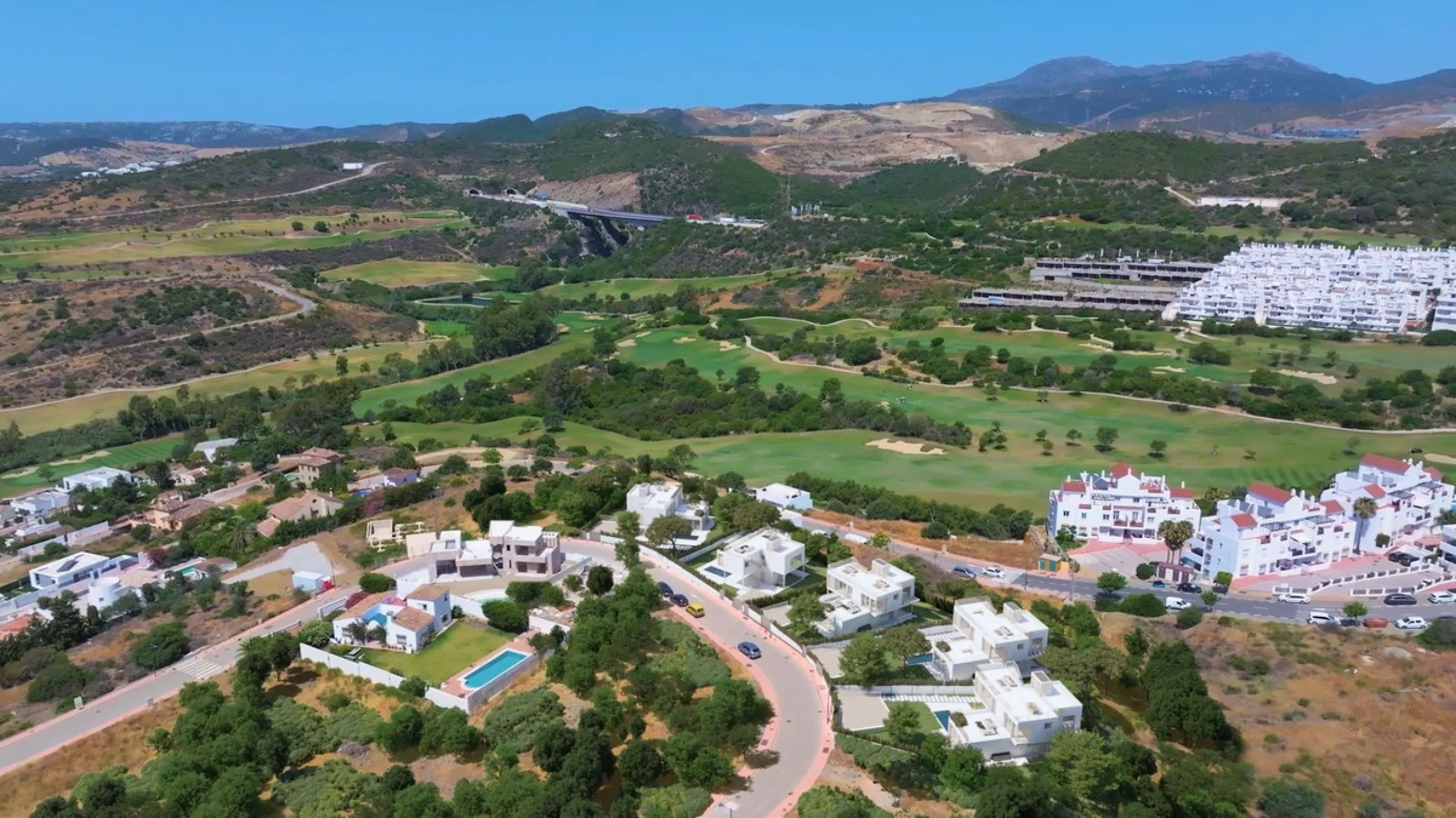 This project has already obtained a license, and construction is set to begin immediately. This exclusive luxury villa, located in the prestigious enclave of Valle Romano in Estepona, embodies the essence of modern design and sophistication in a privilege