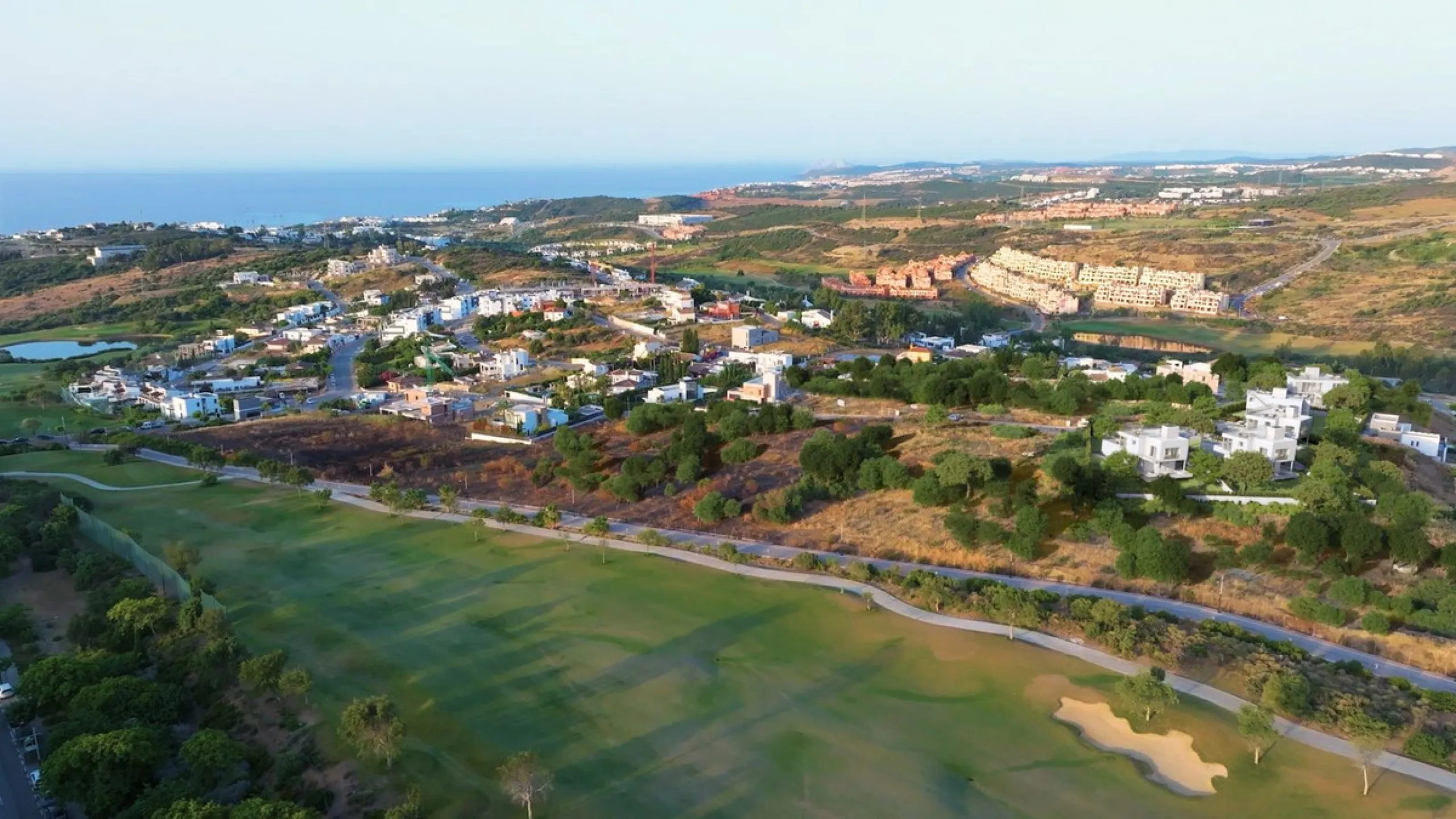 This project has already obtained a license, and construction is set to begin immediately. This exclusive luxury villa, located in the prestigious enclave of Valle Romano in Estepona, embodies the essence of modern design and sophistication in a privilege