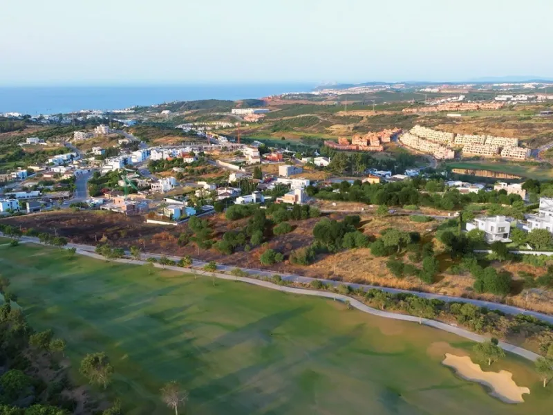 This project has already obtained a license, and construction is set to begin immediately. This exclusive luxury villa, located in the prestigious enclave of Valle Romano in Estepona, embodies the essence of modern design and sophistication in a privilege
