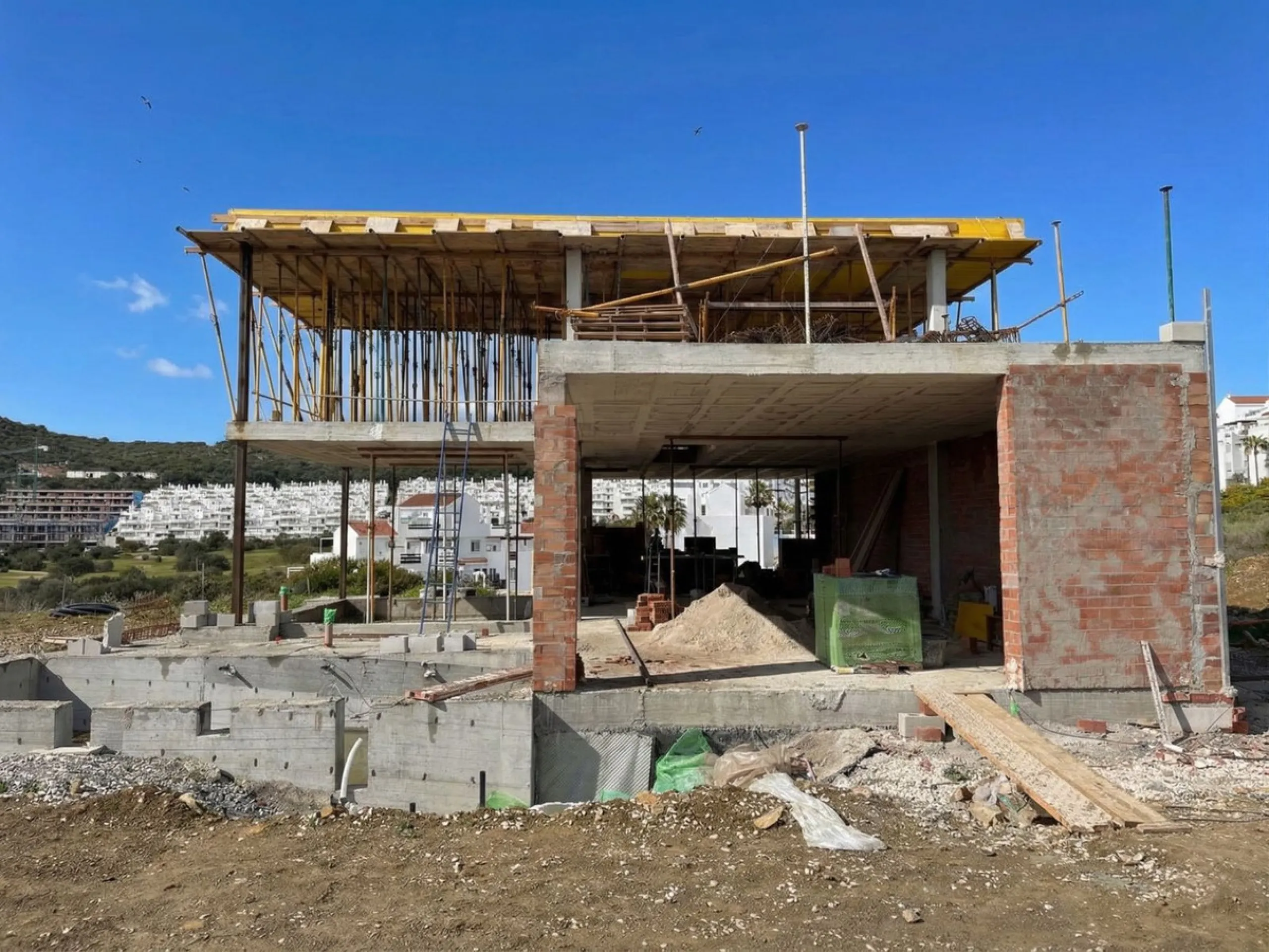 This project has already obtained a license, and construction is set to begin immediately. This exclusive luxury villa, located in the prestigious enclave of Valle Romano in Estepona, embodies the essence of modern design and sophistication in a privilege