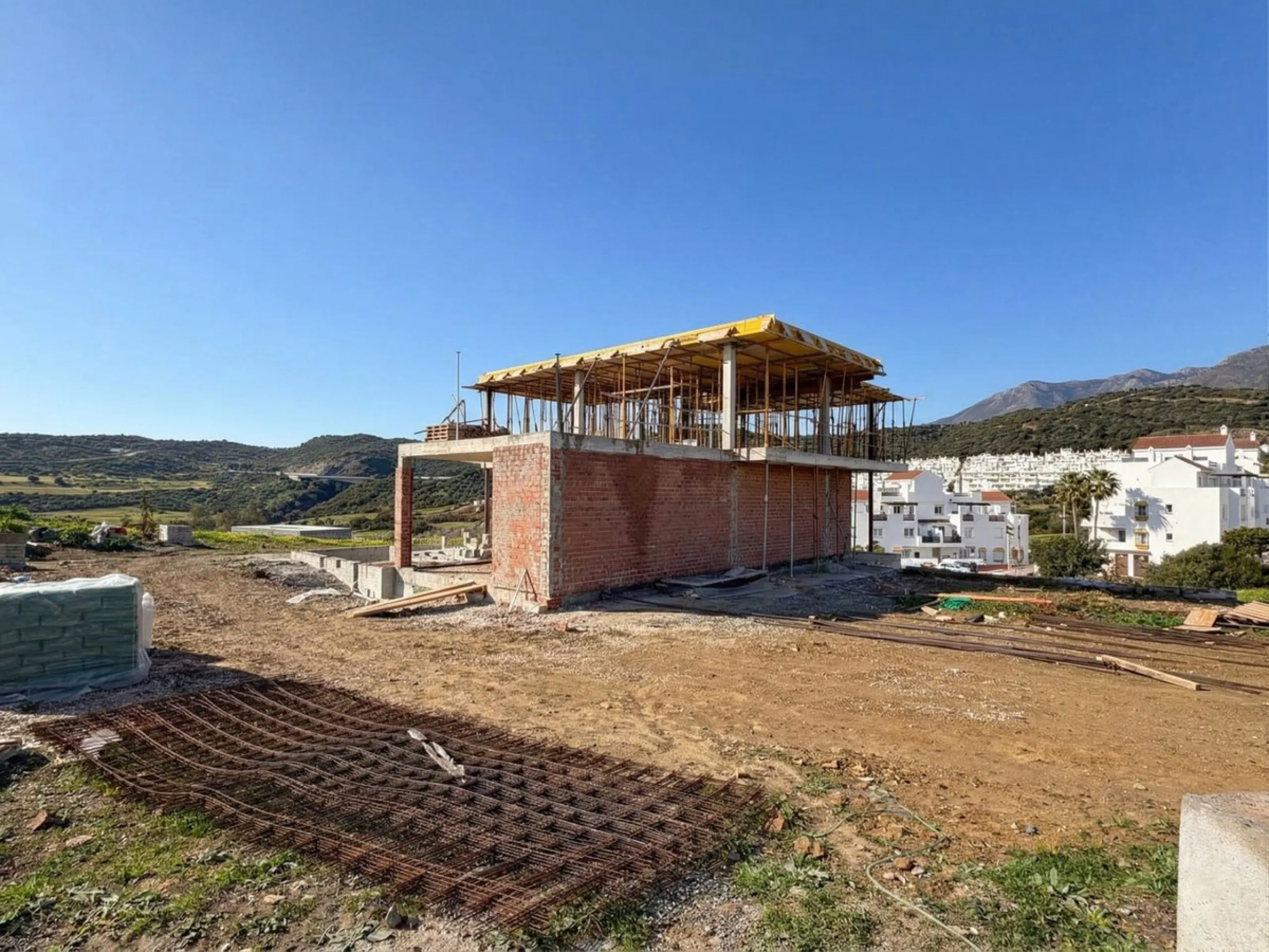 This project has already obtained a license, and construction is set to begin immediately. This exclusive luxury villa, located in the prestigious enclave of Valle Romano in Estepona, embodies the essence of modern design and sophistication in a privilege