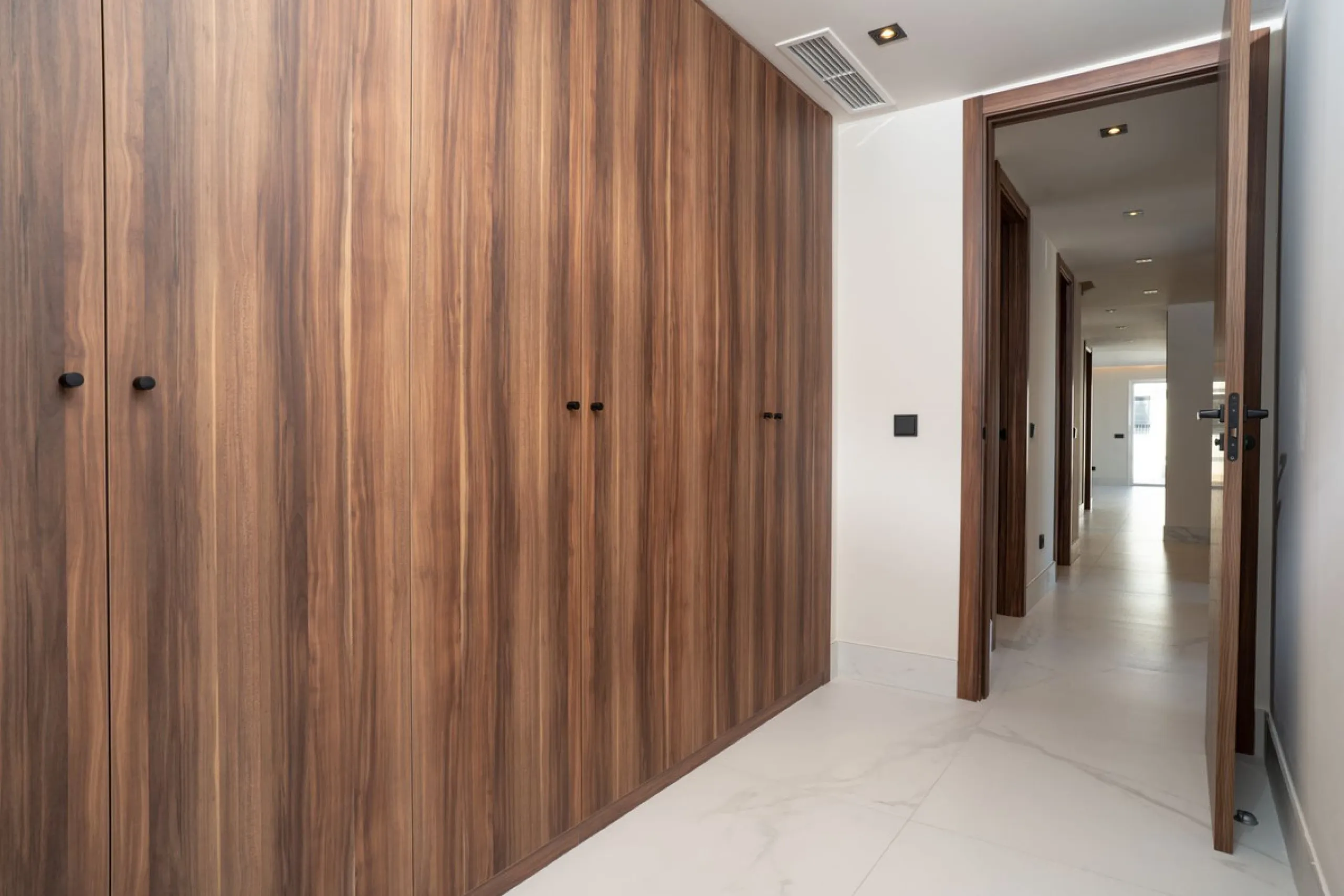 This spectacular penthouse is located within a sought-after residential complex, just a 4-minute walk from the beachfront promenade and only 3 minutes from the charming old town of San Pedro de Alcántara, in the rapidly growing area of Nueva Alcántara, cl