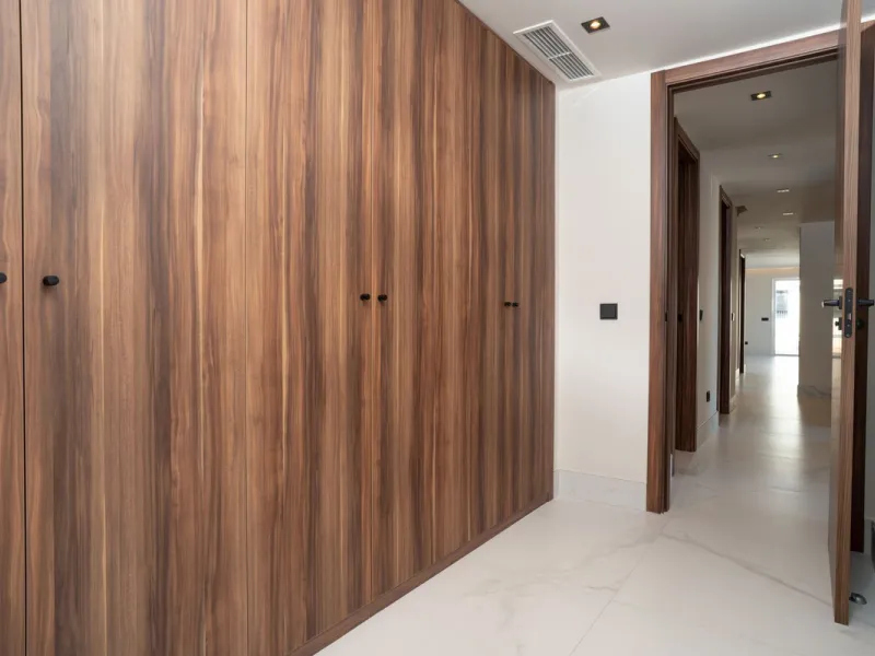 This spectacular penthouse is located within a sought-after residential complex, just a 4-minute walk from the beachfront promenade and only 3 minutes from the charming old town of San Pedro de Alcántara, in the rapidly growing area of Nueva Alcántara, cl
