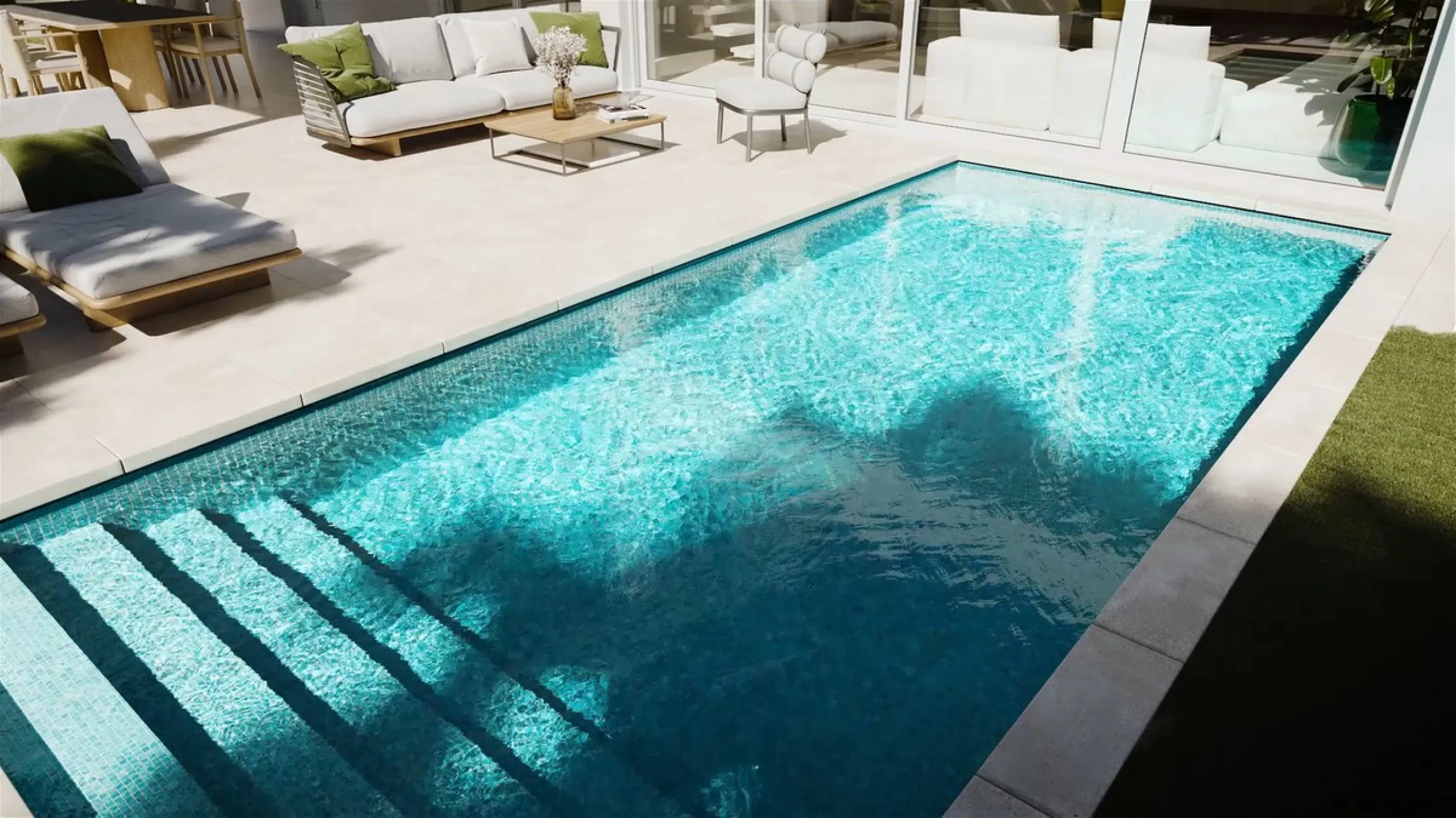 This project has already obtained a license, and construction is set to begin immediately. This exclusive luxury villa, located in the prestigious enclave of Valle Romano in Estepona, embodies the essence of modern design and sophistication in a privilege