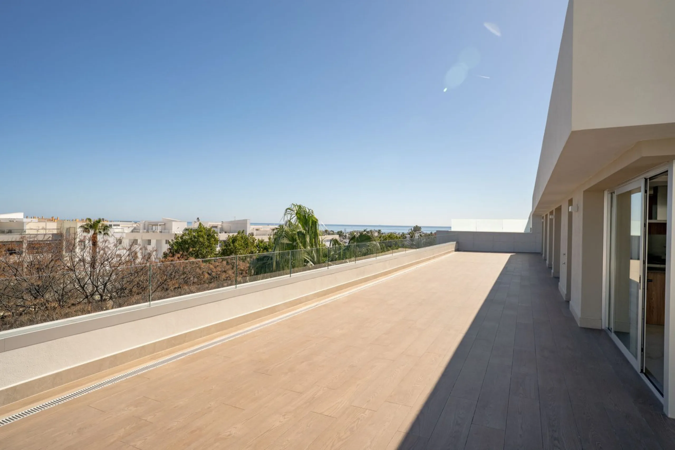This spectacular penthouse is located within a sought-after residential complex, just a 4-minute walk from the beachfront promenade and only 3 minutes from the charming old town of San Pedro de Alcántara, in the rapidly growing area of Nueva Alcántara, cl
