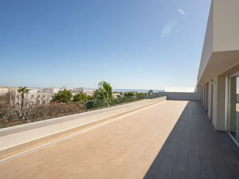 This spectacular penthouse is located within a sought-after residential complex, just a 4-minute walk from the beachfront promenade and only 3 minutes from the charming old town of San Pedro de Alcántara, in the rapidly growing area of Nueva Alcántara, cl