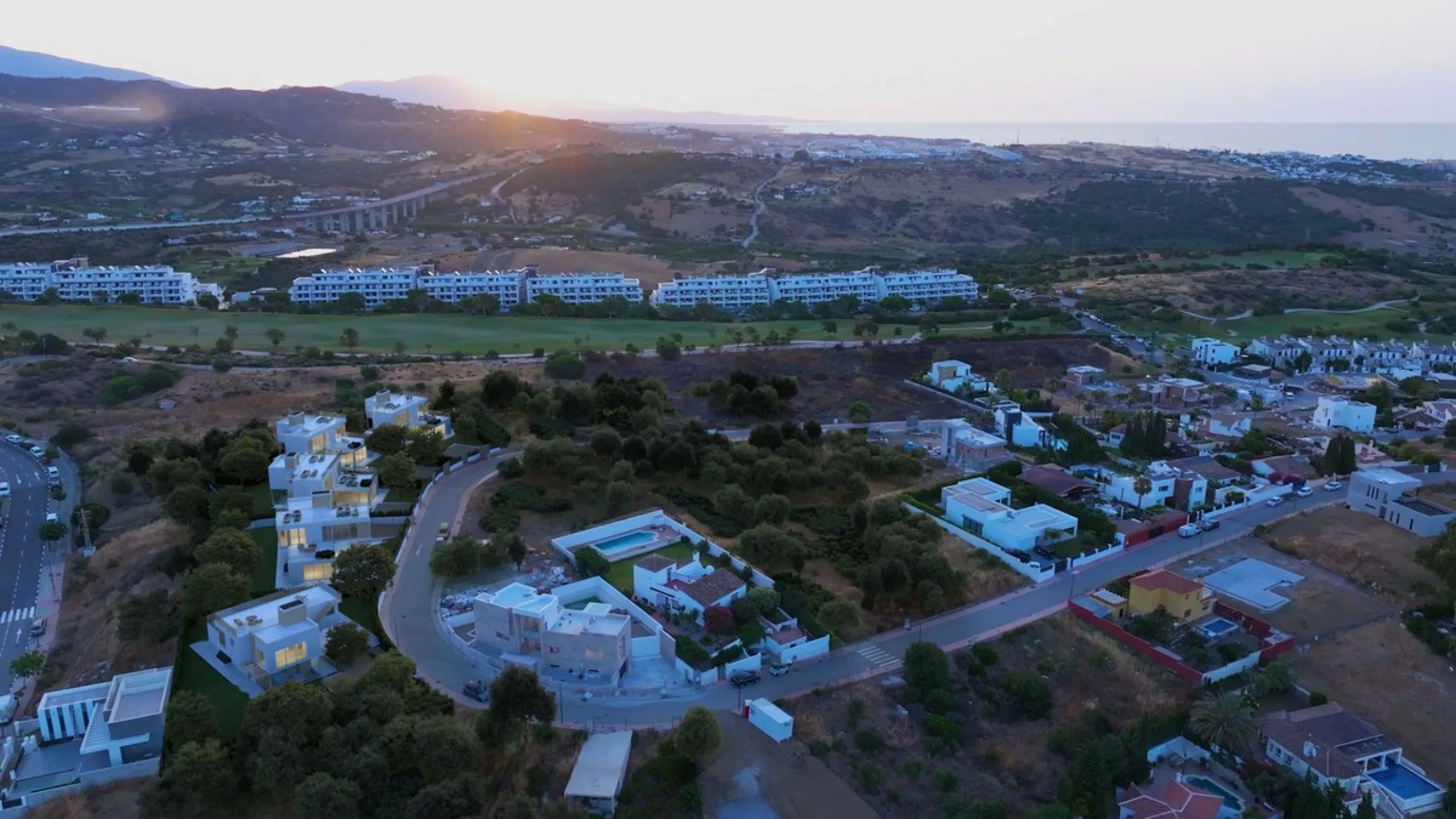 This project has already obtained a license, and construction is set to begin immediately. This exclusive luxury villa, located in the prestigious enclave of Valle Romano in Estepona, embodies the essence of modern design and sophistication in a privilege