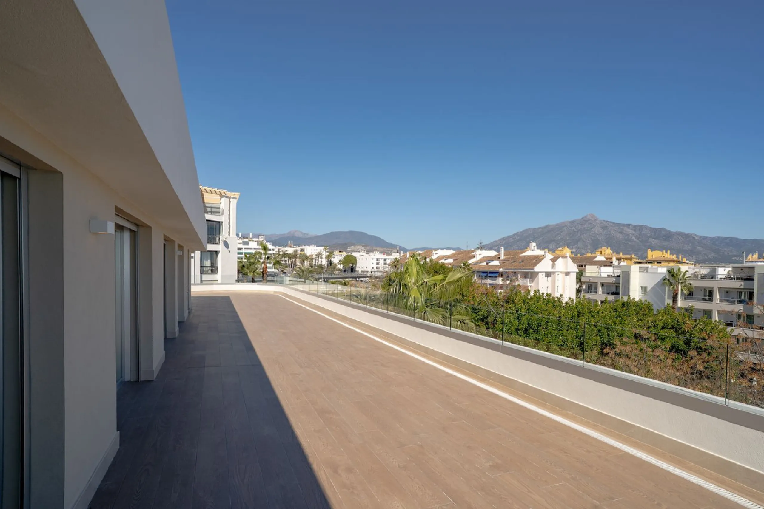 This spectacular penthouse is located within a sought-after residential complex, just a 4-minute walk from the beachfront promenade and only 3 minutes from the charming old town of San Pedro de Alcántara, in the rapidly growing area of Nueva Alcántara, cl