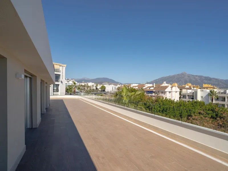 This spectacular penthouse is located within a sought-after residential complex, just a 4-minute walk from the beachfront promenade and only 3 minutes from the charming old town of San Pedro de Alcántara, in the rapidly growing area of Nueva Alcántara, cl