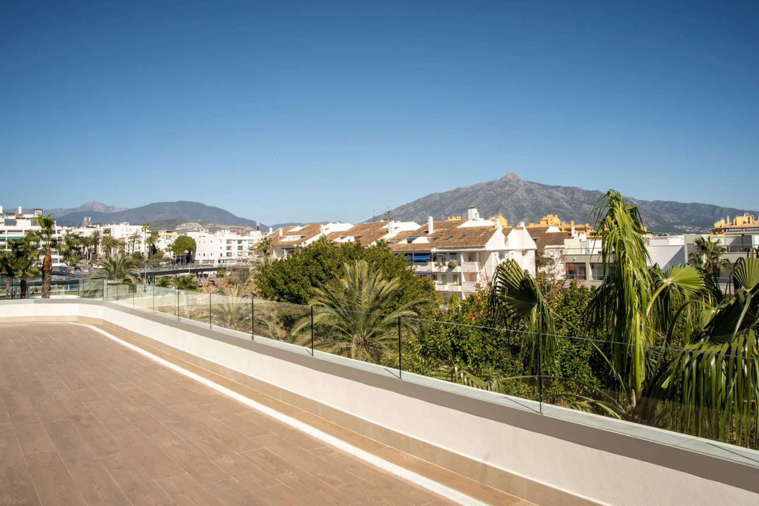 This spectacular penthouse is located within a sought-after residential complex, just a 4-minute walk from the beachfront promenade and only 3 minutes from the charming old town of San Pedro de Alcántara, in the rapidly growing area of Nueva Alcántara, cl
