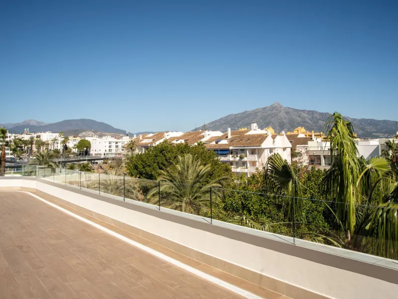 This spectacular penthouse is located within a sought-after residential complex, just a 4-minute walk from the beachfront promenade and only 3 minutes from the charming old town of San Pedro de Alcántara, in the rapidly growing area of Nueva Alcántara, cl