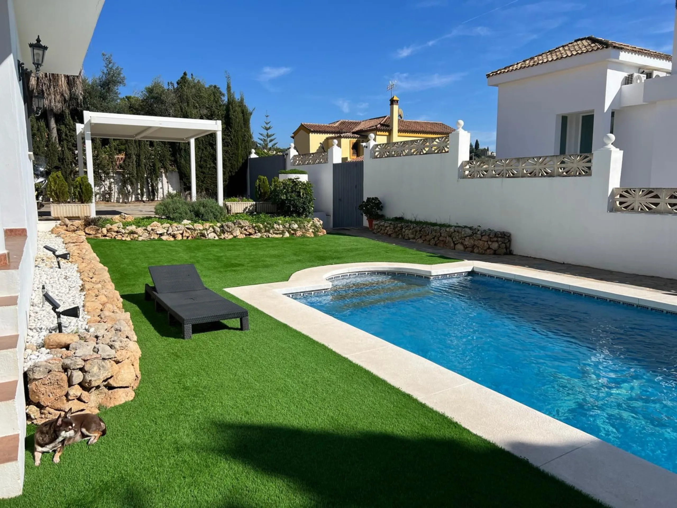 House - Detached Villa в продаже в Marbella, Málaga. В доме 5 спален и 3 ванных комнат. Площадь дома 430 м²