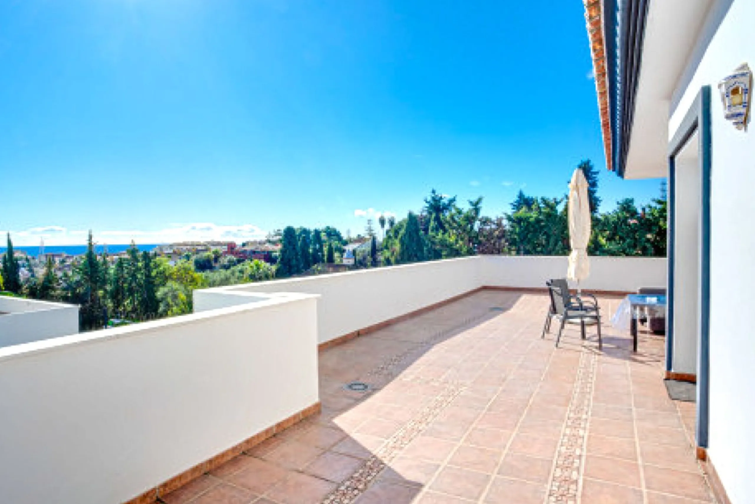 House - Detached Villa в продаже в Marbella, Málaga. В доме 5 спален и 3 ванных комнат. Площадь дома 430 м²