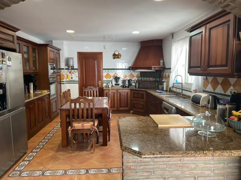 House - Detached Villa в продаже в Marbella, Málaga. В доме 5 спален и 3 ванных комнат. Площадь дома 430 м²