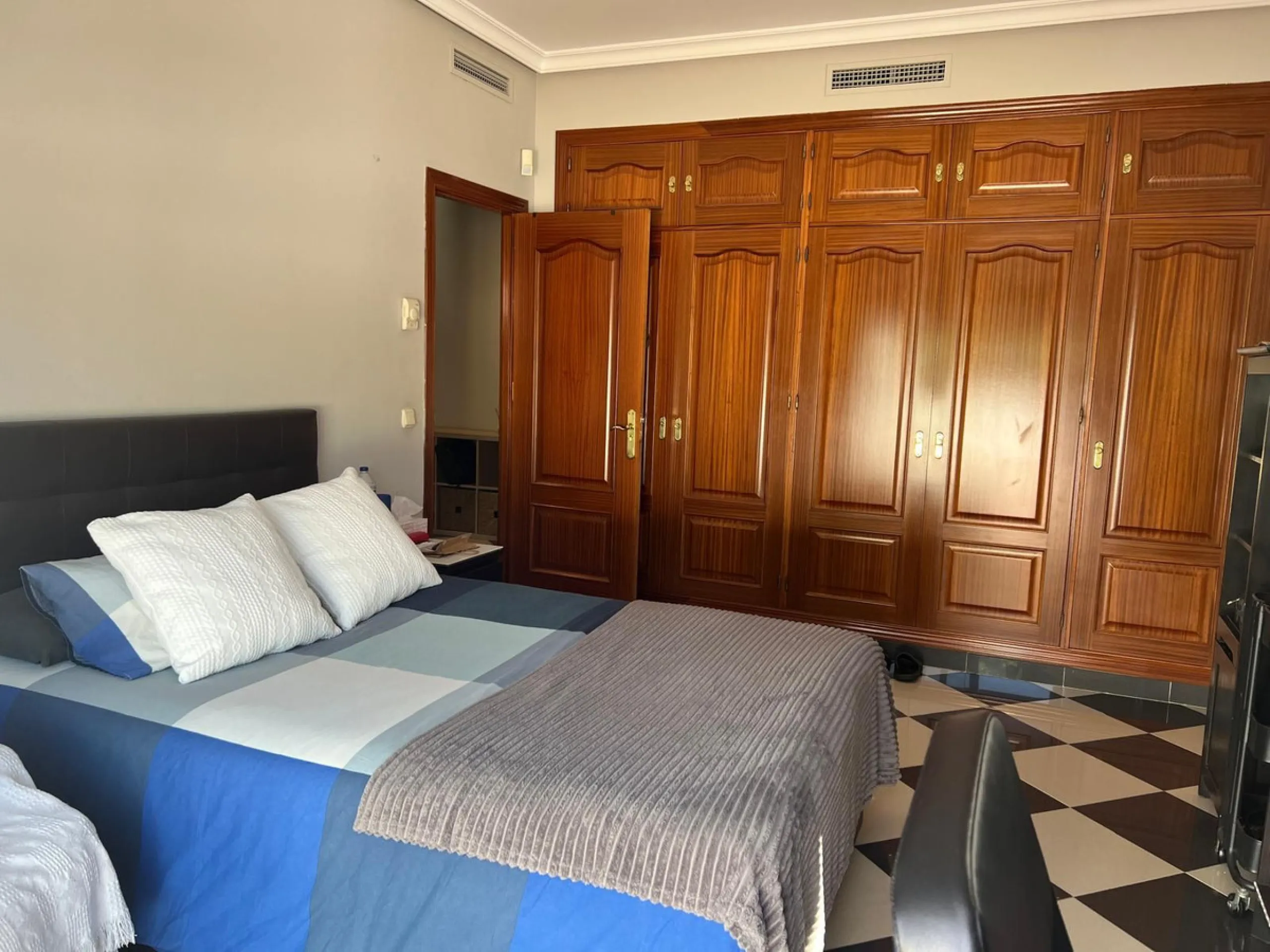 House - Detached Villa в продаже в Marbella, Málaga. В доме 5 спален и 3 ванных комнат. Площадь дома 430 м²
