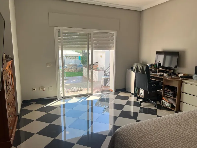 House - Detached Villa в продаже в Marbella, Málaga. В доме 5 спален и 3 ванных комнат. Площадь дома 430 м²