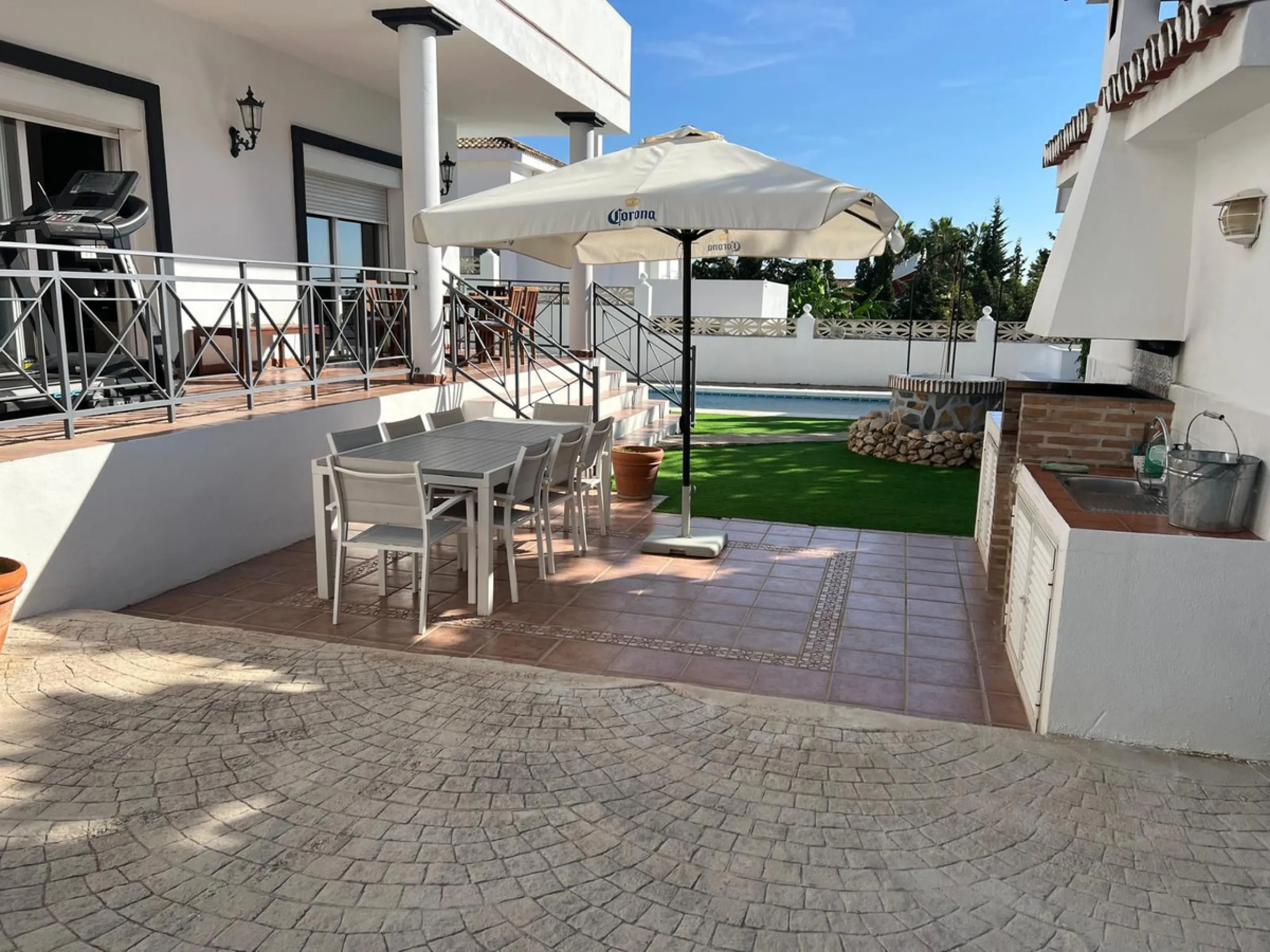 House - Detached Villa в продаже в Marbella, Málaga. В доме 5 спален и 3 ванных комнат. Площадь дома 430 м²