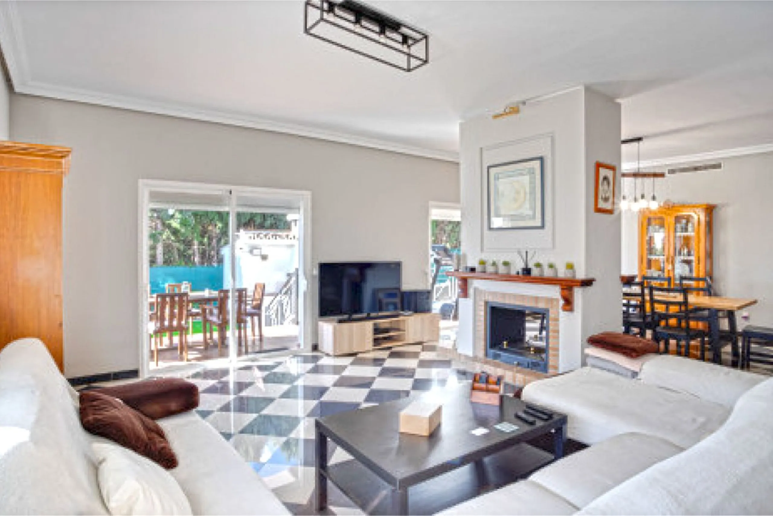 House - Detached Villa в продаже в Marbella, Málaga. В доме 5 спален и 3 ванных комнат. Площадь дома 430 м²