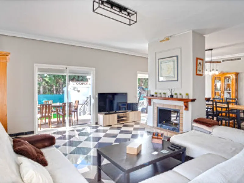 House - Detached Villa в продаже в Marbella, Málaga. В доме 5 спален и 3 ванных комнат. Площадь дома 430 м²