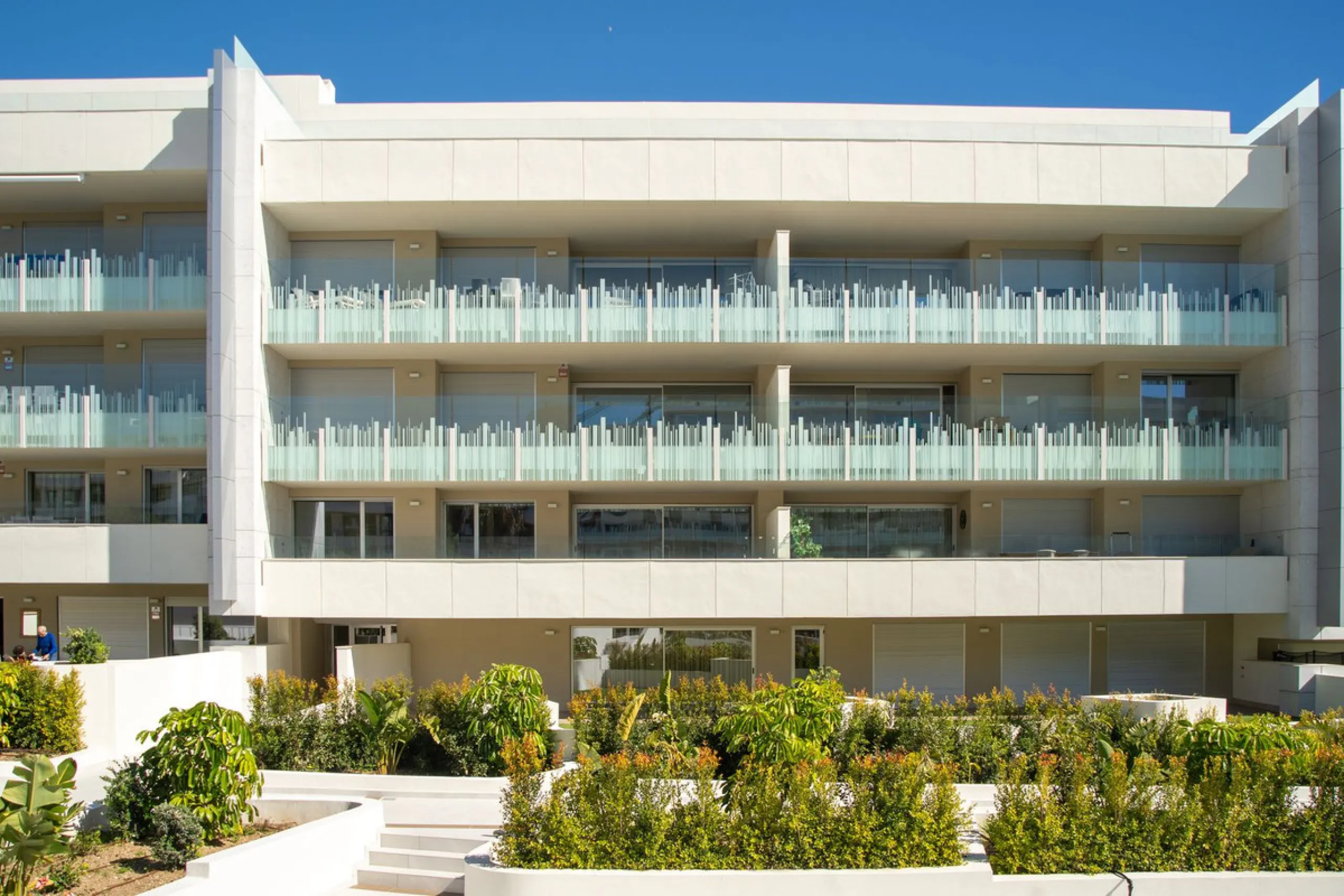 This spectacular penthouse is located within a sought-after residential complex, just a 4-minute walk from the beachfront promenade and only 3 minutes from the charming old town of San Pedro de Alcántara, in the rapidly growing area of Nueva Alcántara, cl