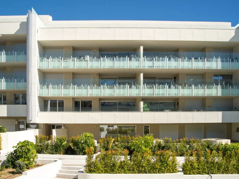 This spectacular penthouse is located within a sought-after residential complex, just a 4-minute walk from the beachfront promenade and only 3 minutes from the charming old town of San Pedro de Alcántara, in the rapidly growing area of Nueva Alcántara, cl