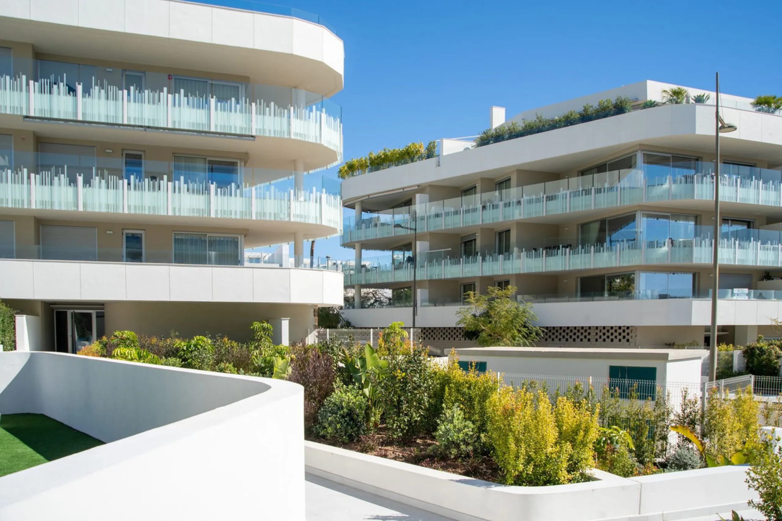 This spectacular penthouse is located within a sought-after residential complex, just a 4-minute walk from the beachfront promenade and only 3 minutes from the charming old town of San Pedro de Alcántara, in the rapidly growing area of Nueva Alcántara, cl