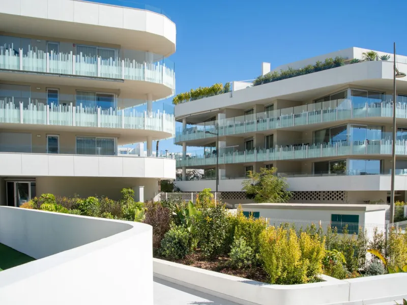 This spectacular penthouse is located within a sought-after residential complex, just a 4-minute walk from the beachfront promenade and only 3 minutes from the charming old town of San Pedro de Alcántara, in the rapidly growing area of Nueva Alcántara, cl